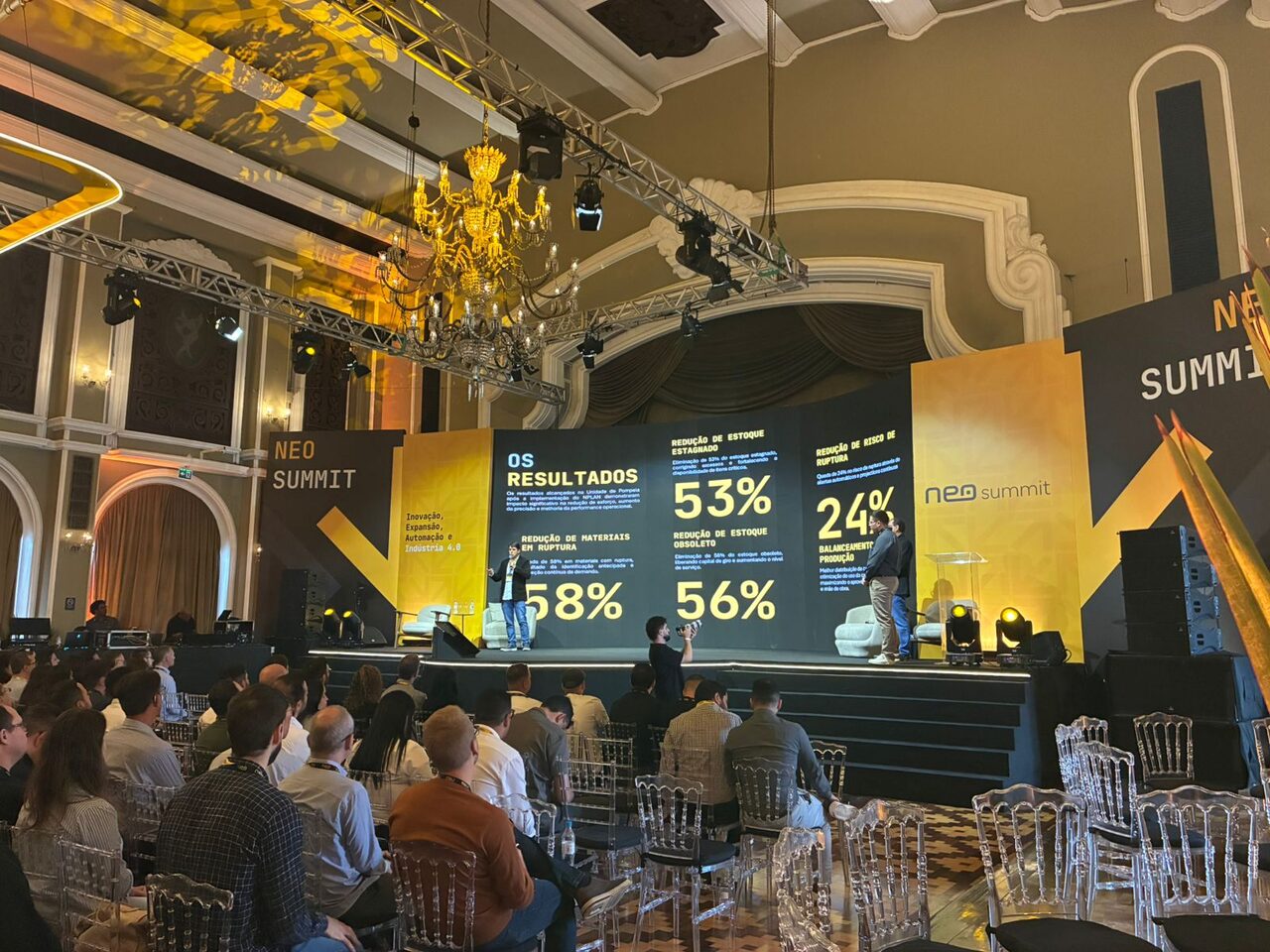 Presentation of Unipac's results with NPLAN at NEO Summit, highlighting 58% reduction in shortages, 53% in stagnant stock, 56% in obsolete stock and 24% in shortage risk.